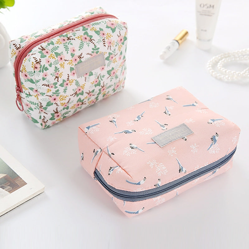 Necessaire compacta aberta com espaço para produtos de beleza