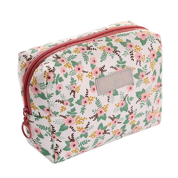 Necessaire floral rosa para cosméticos vista de frente